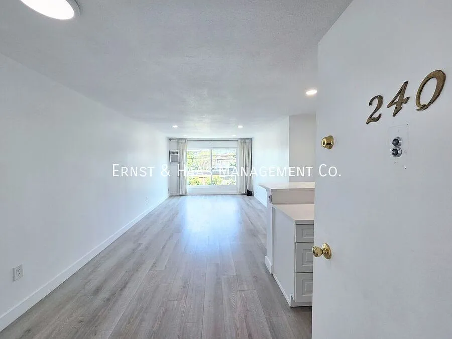 Beautifully Remodeled Top-Floor 1 Bedroom Condo with Resort-Style Amenities! — Photo 3