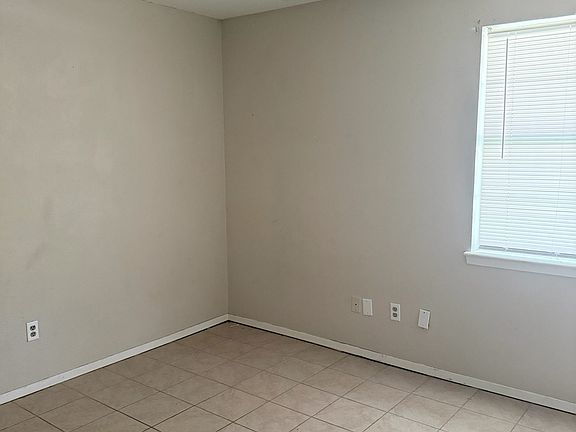 3rd image of 414 Woodridge Dr #1