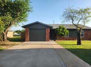 624 E Main St, Geronimo, OK 73543