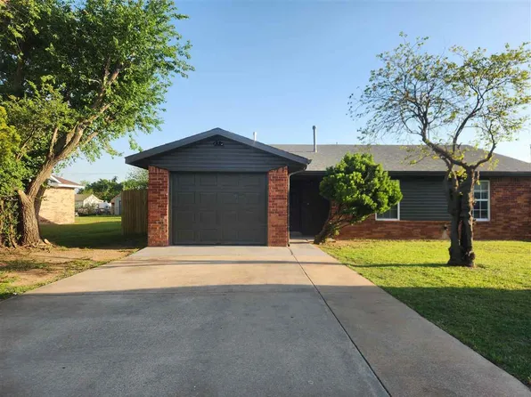 624 E Main St, Geronimo, OK 73543