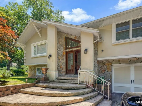 318 Briarcliff Lane, Paramus, NJ 07652