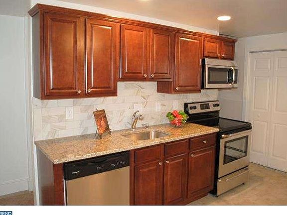 3rd image of 215 Adams St