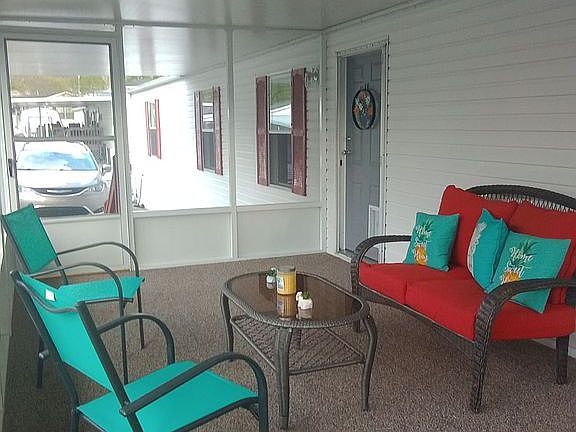 Large screen porch