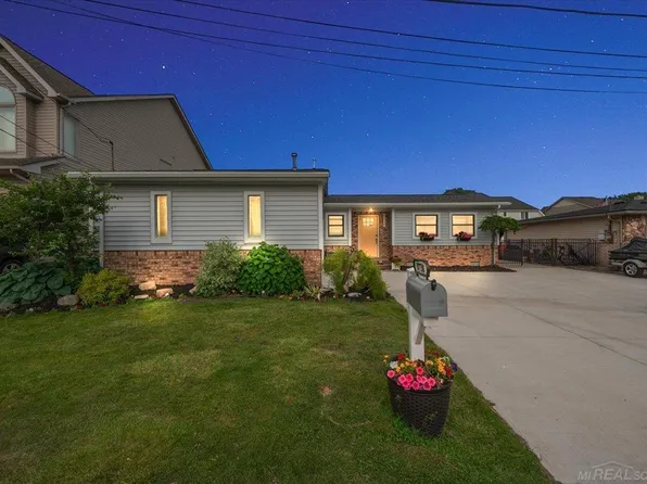 37738 Maplehill St, Harrison Township, MI 48045