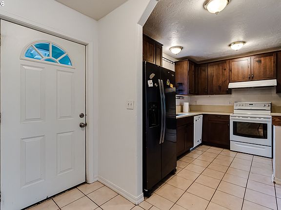 4th image of 1010 Elkay Dr