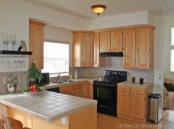 5th image of 725 E Parkway Dr