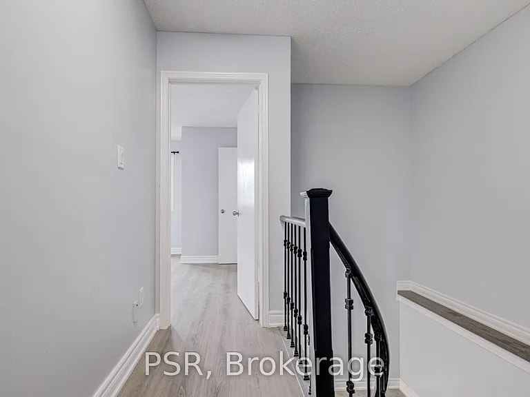 166 Adele Cres — Photo 34