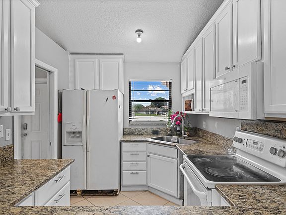 2nd image of 4005 Brook Circle E
