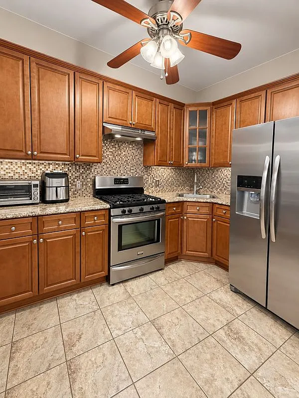 3 bed, 1.0 bath, 1208 sqft, $1,950 — Photo 1