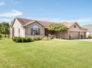 160 Quail Ridge Dr, Zumbrota, MN 55992