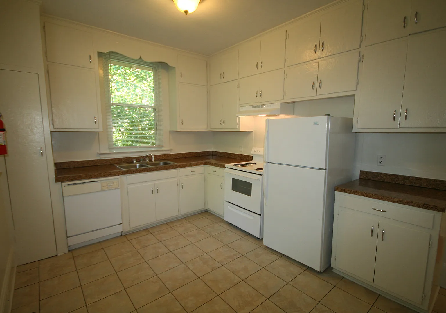 Spacious 2BR Duplex with All Appliances and Great Deck! Near Duke and Downtown! — Photo 4