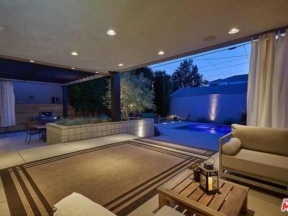 3rd image of 845 N Las Palmas Ave