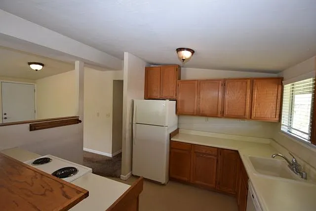 3 bed, 1000 sqft, $2,025 — Photo 2