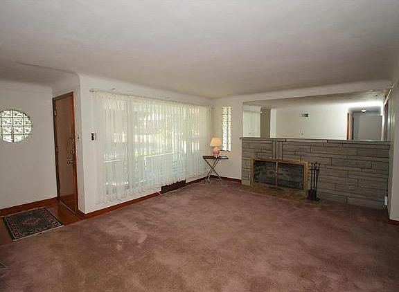 2nd image of 601 W Arlee Ave