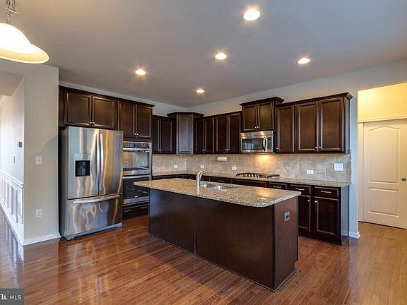 Upgraded Kitchen w/Granite Countertops