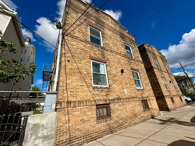 4 bed, 1.0 bath, $1,950 — Photo 3