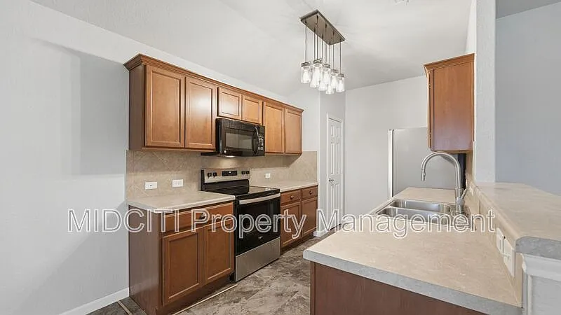 3 bed, 2.0 bath, 1363 sqft, $1,600 — Photo 2