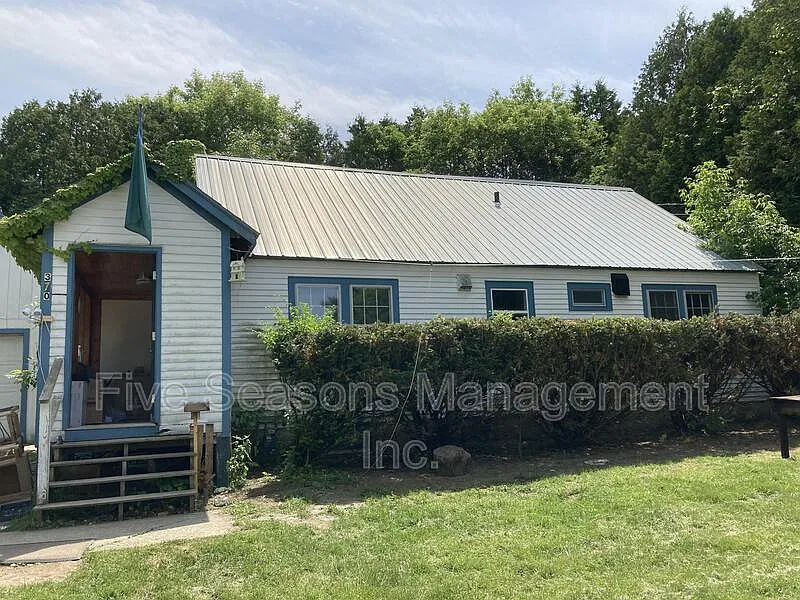 4 bed, 1.0 bath, 2000 sqft, $3,225 — Photo 1