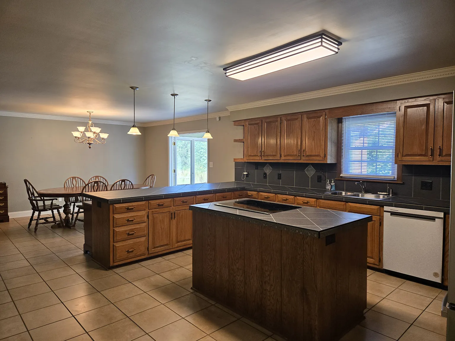 3 bed, 3.5 bath, 3884 sqft, $2,500 — Photo 3