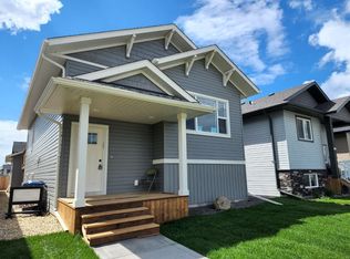 112 E Hinshaw Dr, Sylvan Lake, AB T4S 0N3