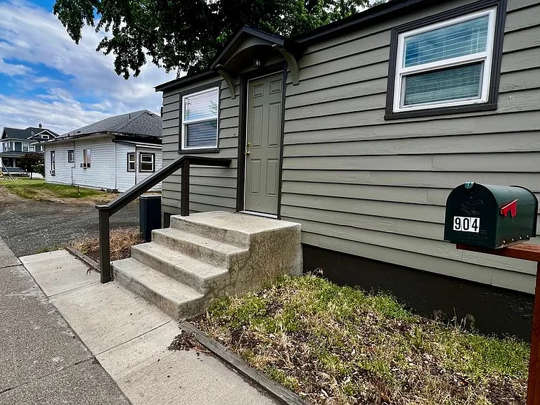 904 & 906 W Tieton Dr — Photo 1
