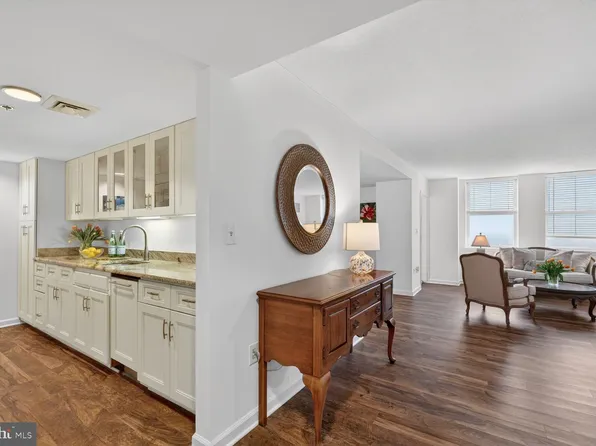 900 N Taylor St APT 1612, Arlington, VA 22203