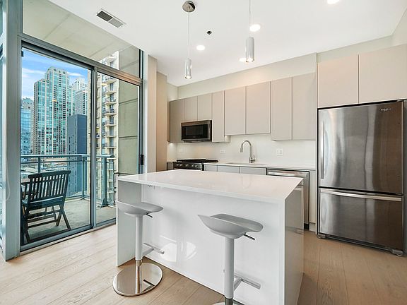 4th image of 101 W Superior St APT 1004