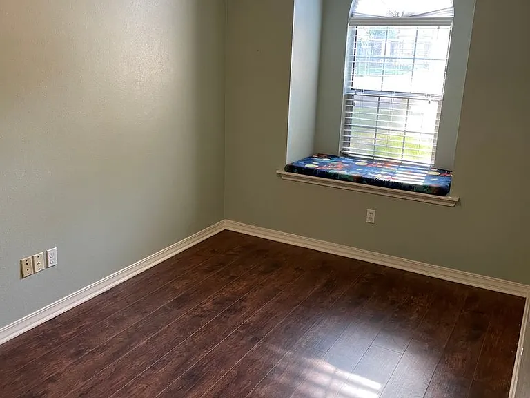 1336 Pecan Sq — Photo 9