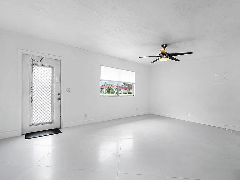 143 Seville E — Photo 11