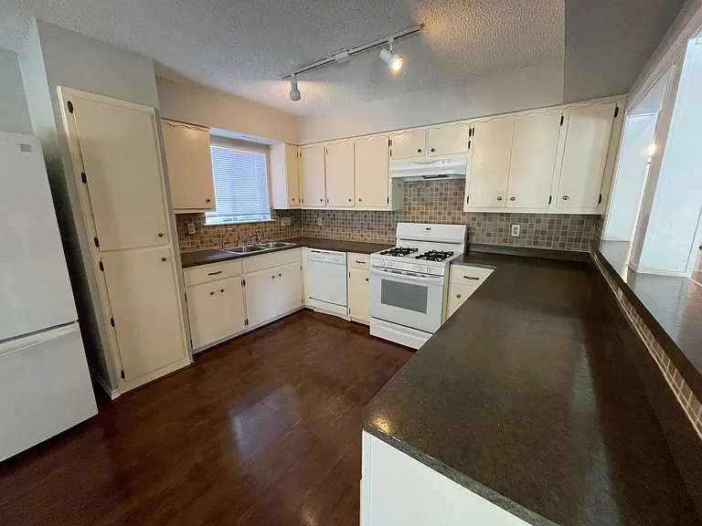 412 Blue Valley Dr — Photo 5
