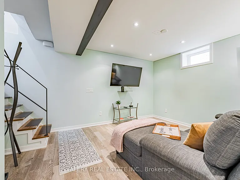 110 Strathnairn Ave #LOWER — Photo 10