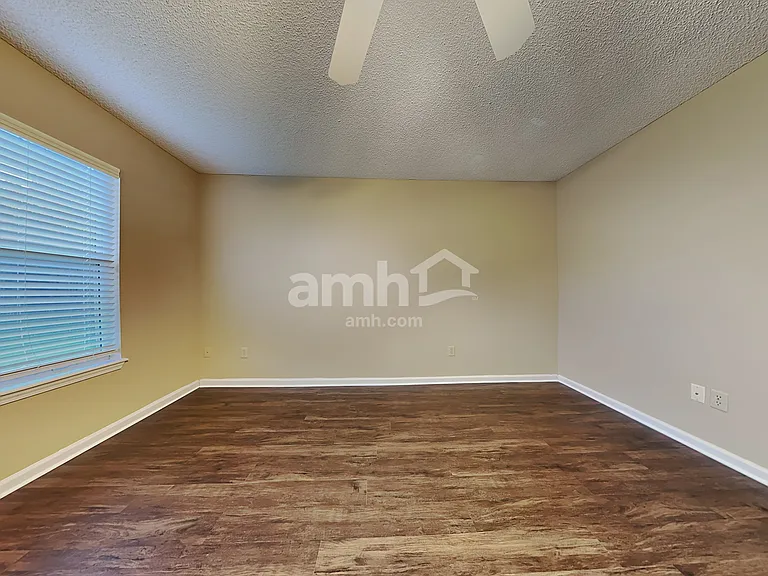1852 Willesdon Dr W — Photo 10