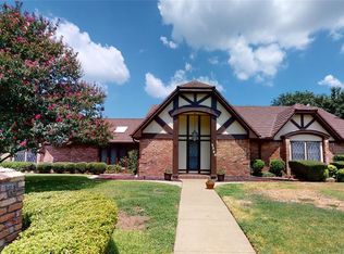2300 Meandering Way, Arlington, TX 76011