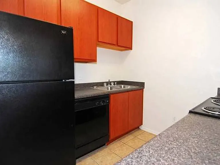 San Remo Apartments — Photo 6