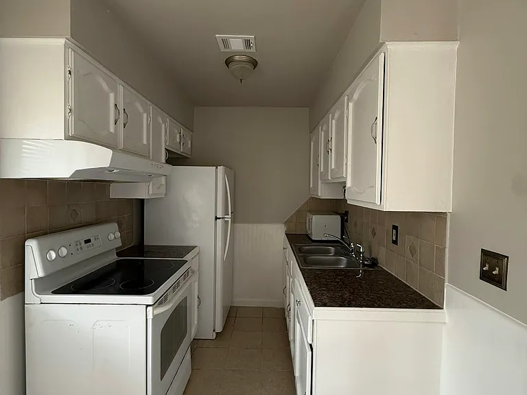 1690 Hofheinz St #B1 — Photo 2