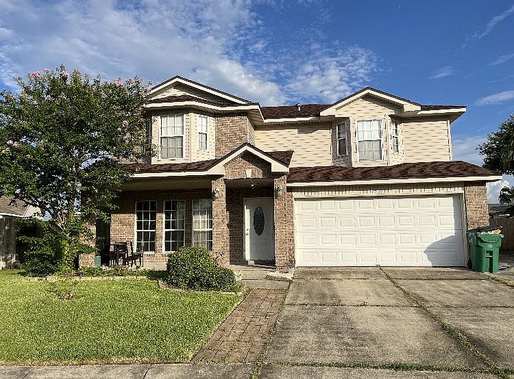 Large extended driveway to the right of home
