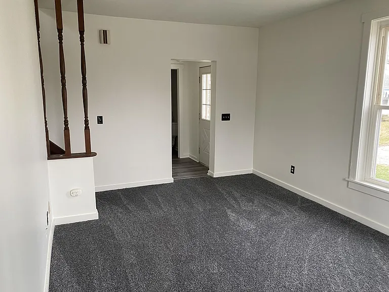 908 S Blackhoof St #B — Photo 3
