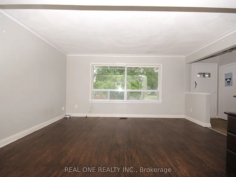 157 Shropshire Dr — Photo 2