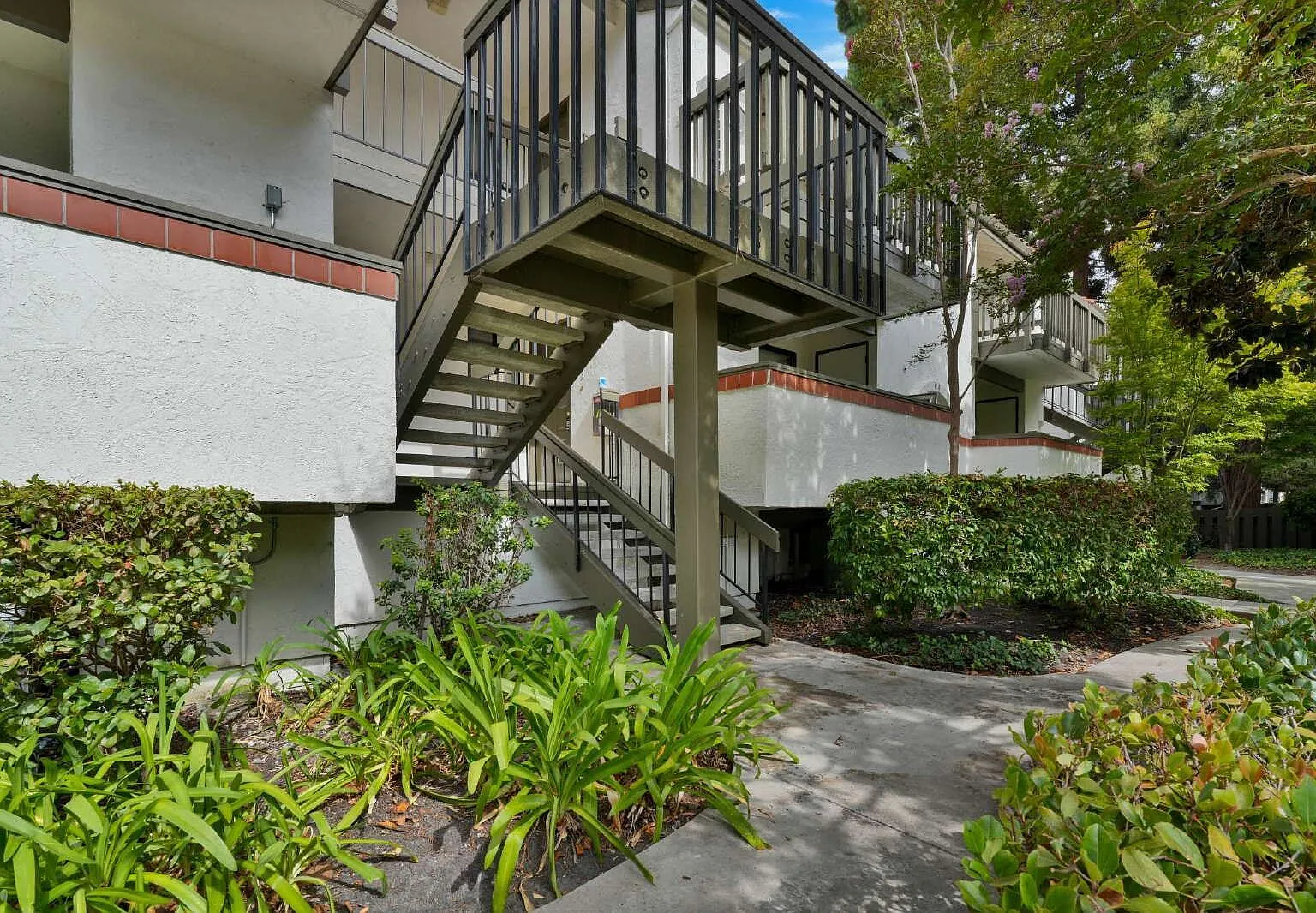1 bed, 1.0 bath, 784 sqft, $3,200 — Photo 2