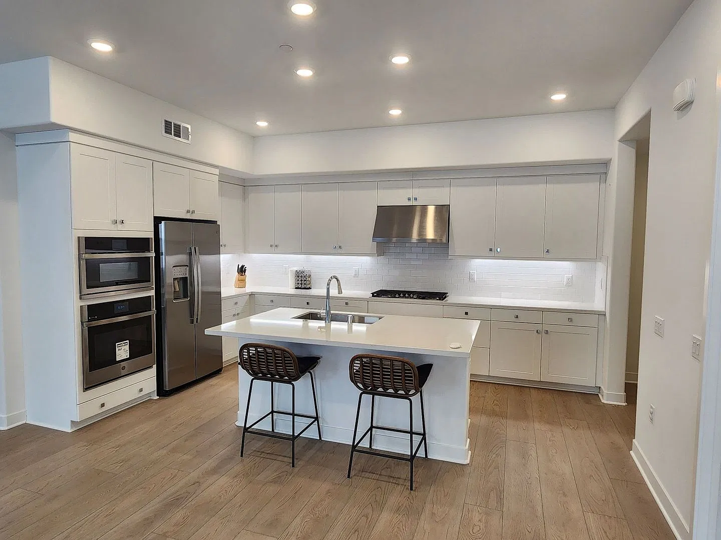 Beautiful Townhouse in Irvine! — Photo 4