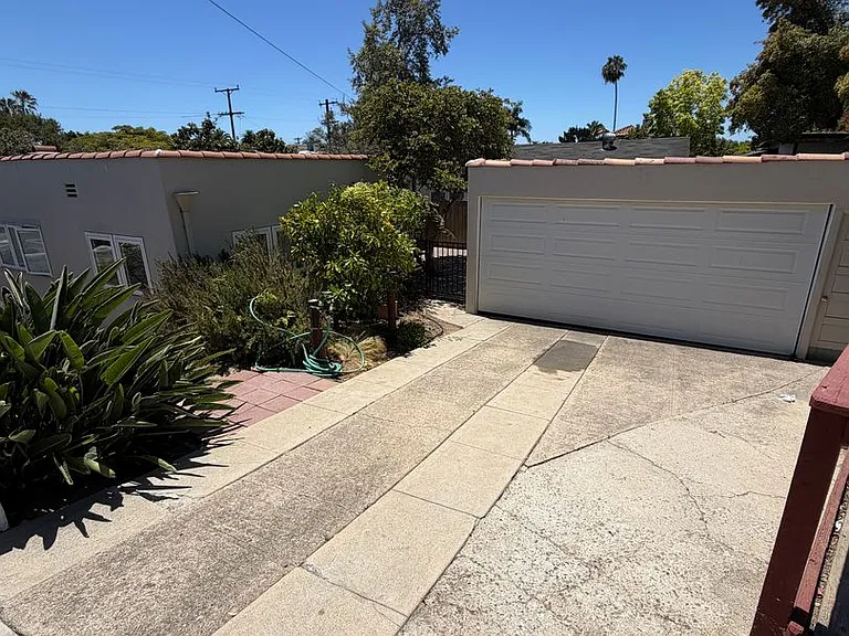 635 E Victoria St — Photo 29