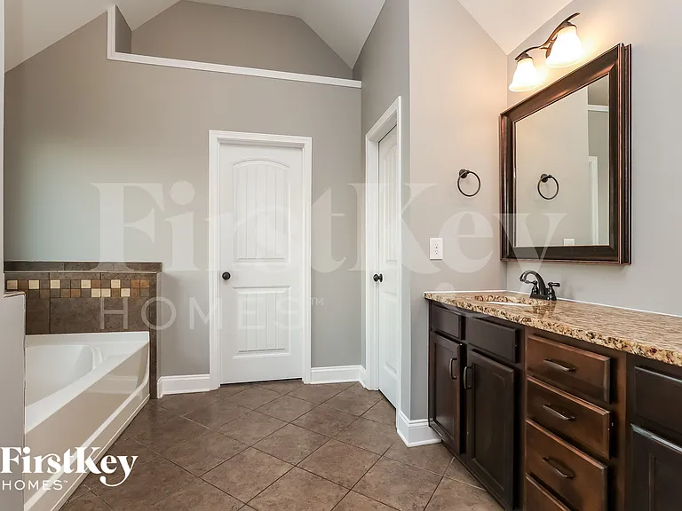 1499 Amberley Dr — Photo 11
