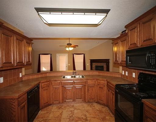 3rd image of 10 Salisbury Cir
