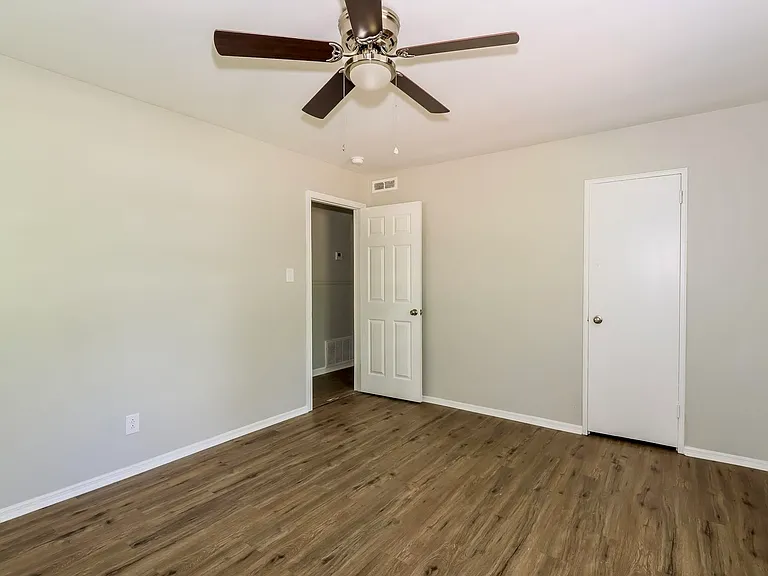 770 Vincent Ave NE — Photo 3