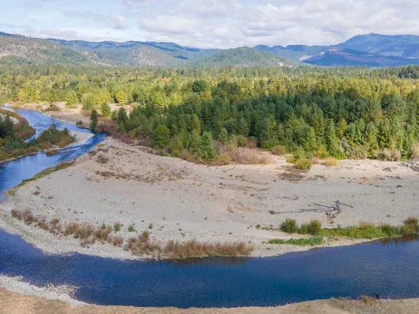 644 Pine Cone Dr, Cave Junction, OR 97523