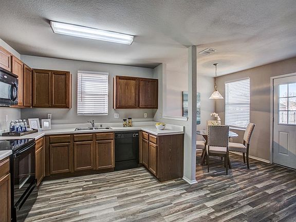 5th image of 2817 Meadow Bluff Dr