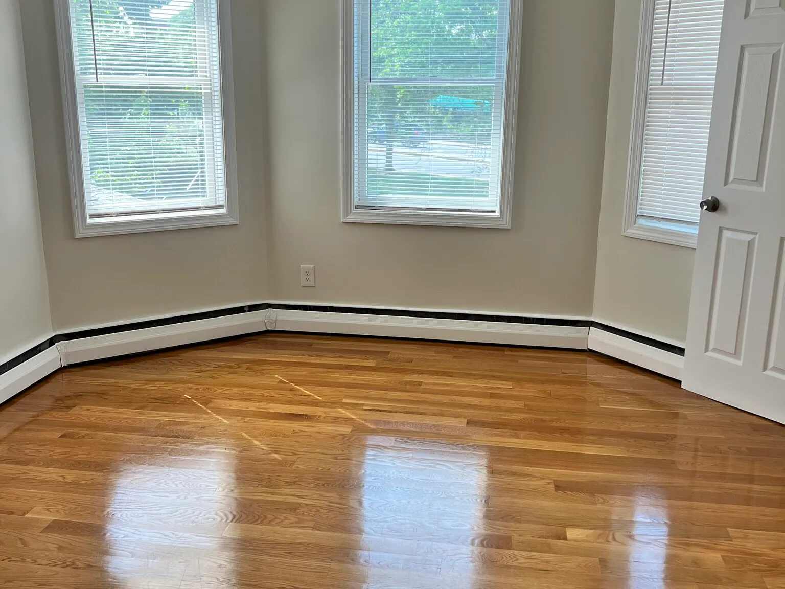 3 bed, 2.0 bath, 1200 sqft, $3,400 — Photo 3