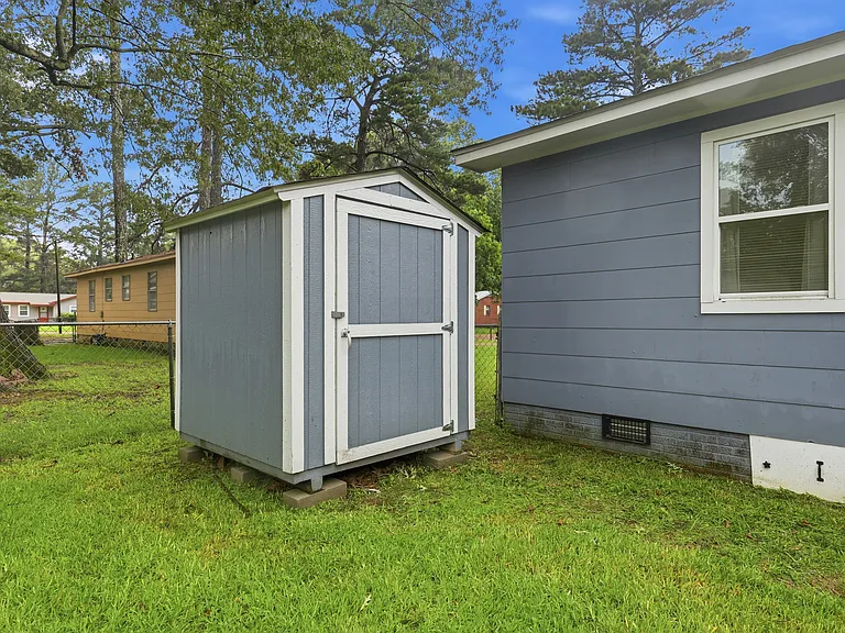 236 Lionel Rd — Photo 9
