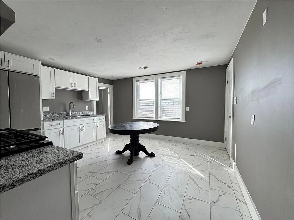 3 bed, 1.0 bath, 1200 sqft, $1,900 — Photo 2