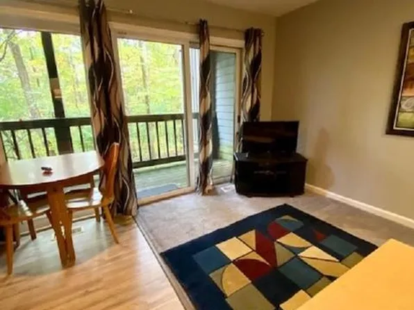 9263 S Pointe Retreat Dr, Bloomington, IN 47401